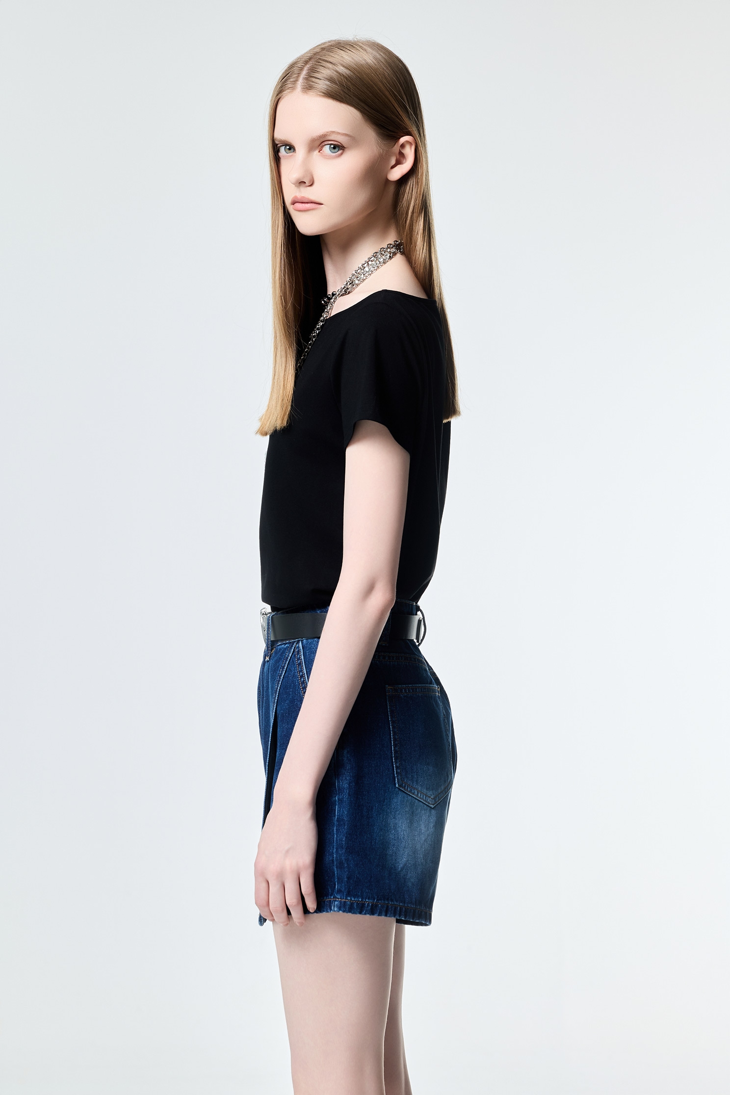 極簡牛仔褲裙極簡牛仔褲裙,丹寧,春夏穿搭,牛仔,牛仔短褲,牛仔褲,短褲,約會特輯,褲裙