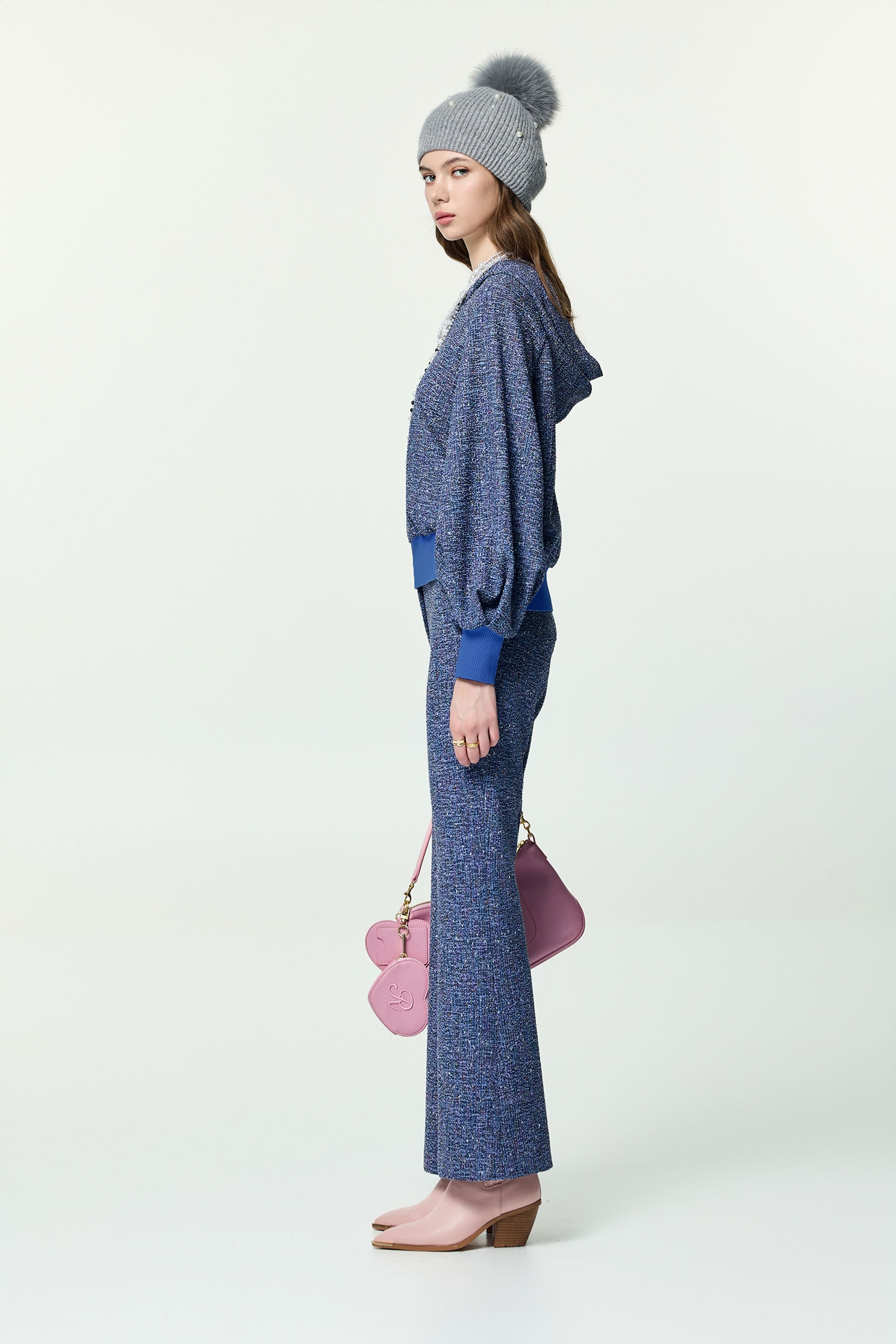 鑲口袋唇配色喇叭長褲鑲口袋唇配色喇叭長褲,刺繡,喇叭褲,時髦成套搭配,秋冬穿搭,褲子,長褲