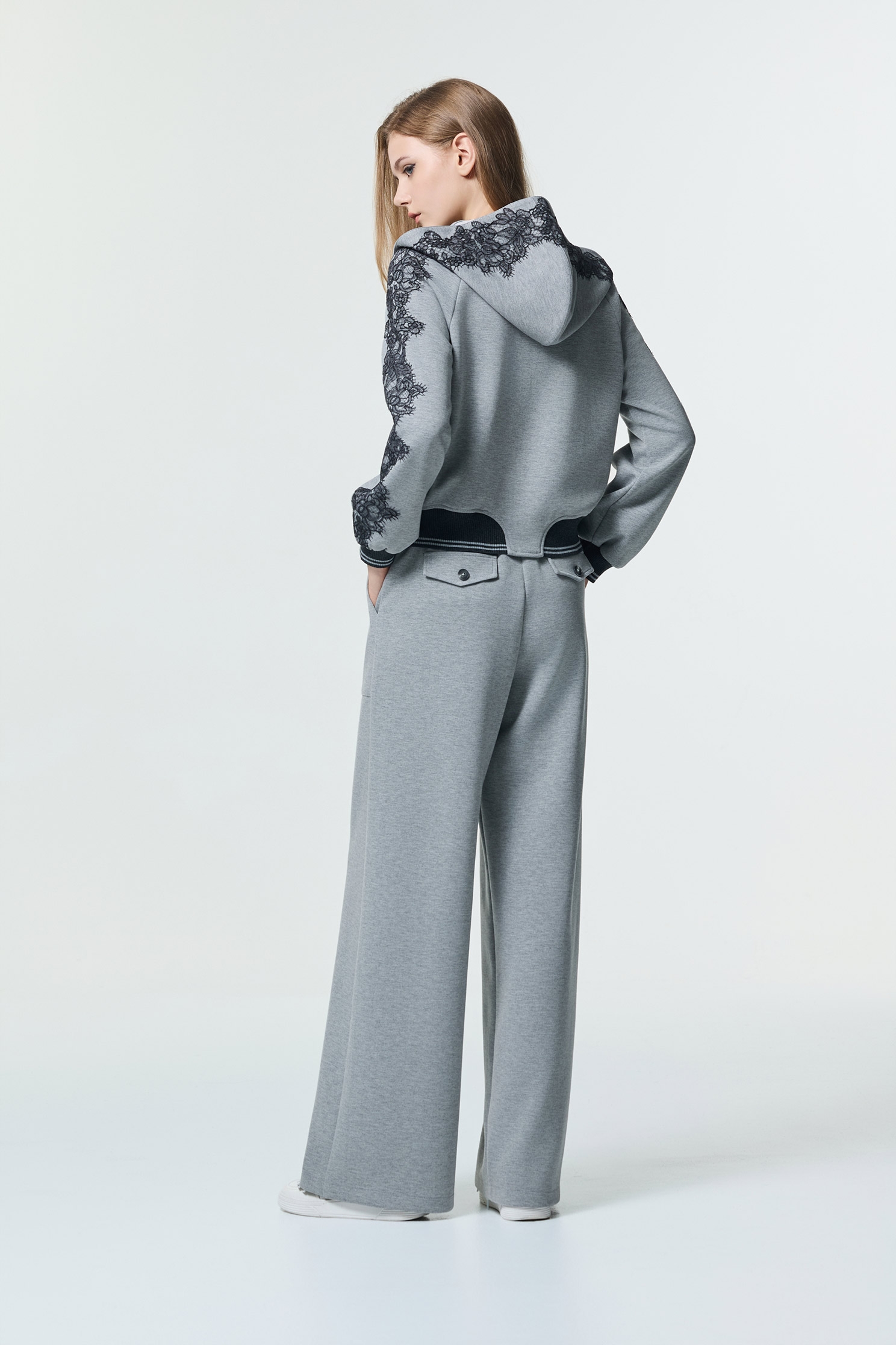 休閒風寬褲休閒風寬褲,刺繡,寬褲,時髦成套搭配,秋冬穿搭,褲子,輕奢度假,輕奢渡假