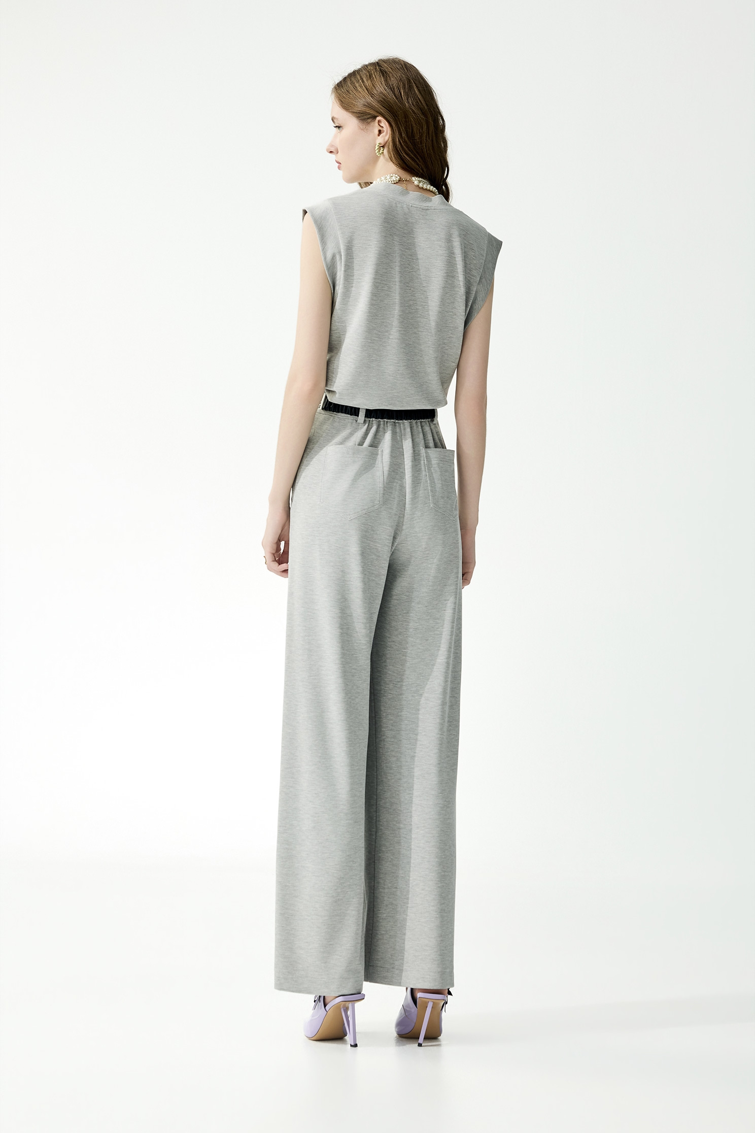 極簡鑲珍珠無袖上衣極簡鑲珍珠無袖上衣,一般背心,一般背心馬甲,上衣,春夏穿搭,珍珠,白色背心,背心,黑色背心