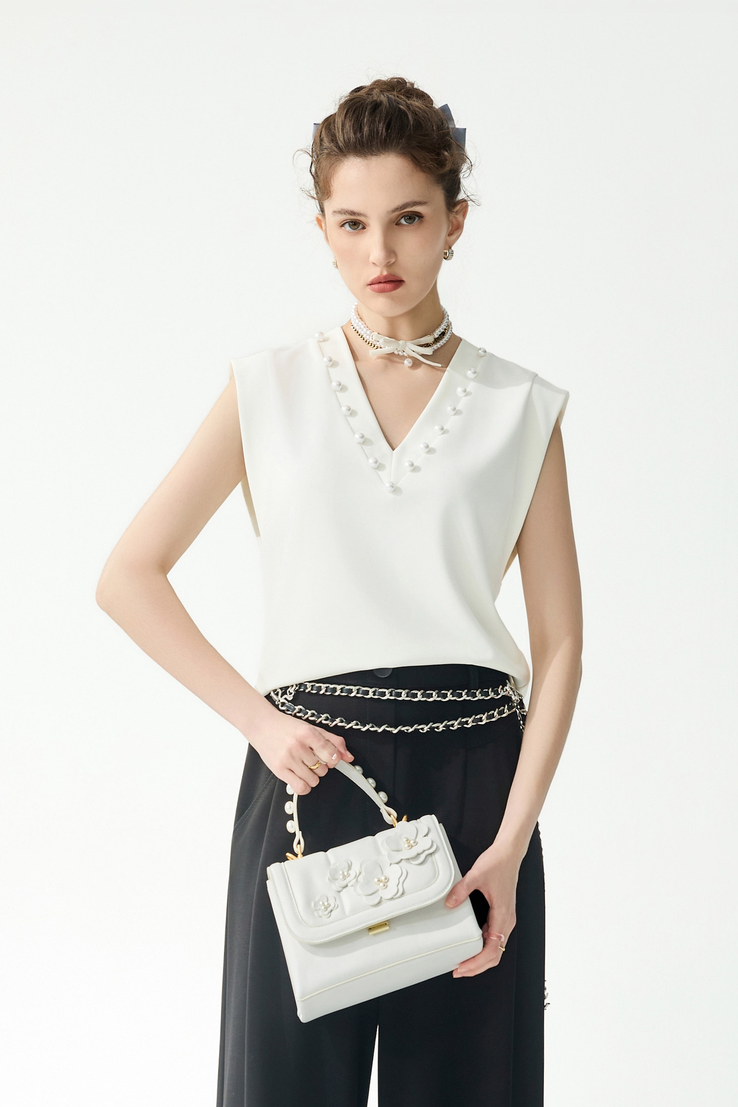 極簡鑲珍珠無袖上衣極簡鑲珍珠無袖上衣,一般背心,一般背心馬甲,上衣,春夏穿搭,珍珠,白色背心,背心,黑色背心