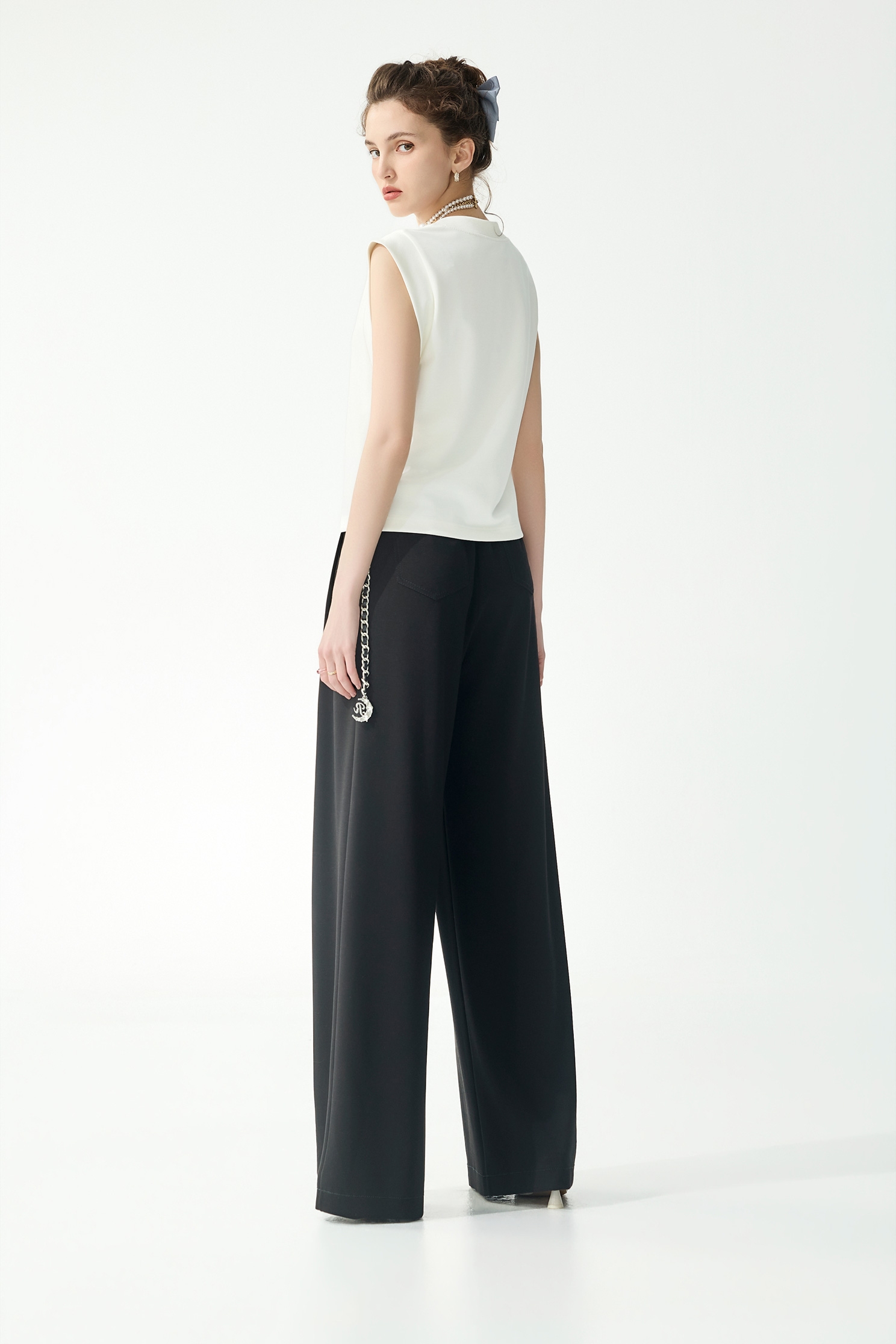 極簡鑲珍珠無袖上衣極簡鑲珍珠無袖上衣,一般背心,一般背心馬甲,上衣,春夏穿搭,珍珠,白色背心,背心,黑色背心