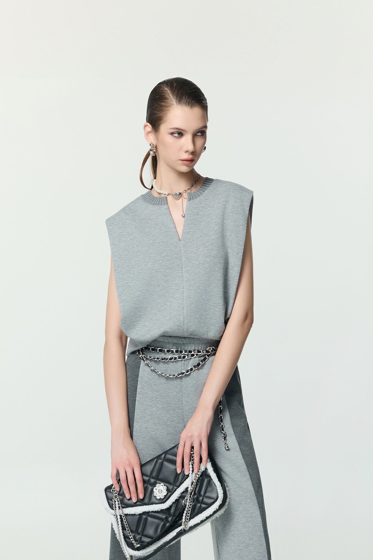 復古藍休閒風上衣復古藍休閒風上衣,V領上衣,V領背心,一般背心,一般背心馬甲,上衣,刺繡,時髦成套搭配,無袖背心,秋冬穿搭,背心,輕奢度假,輕奢渡假