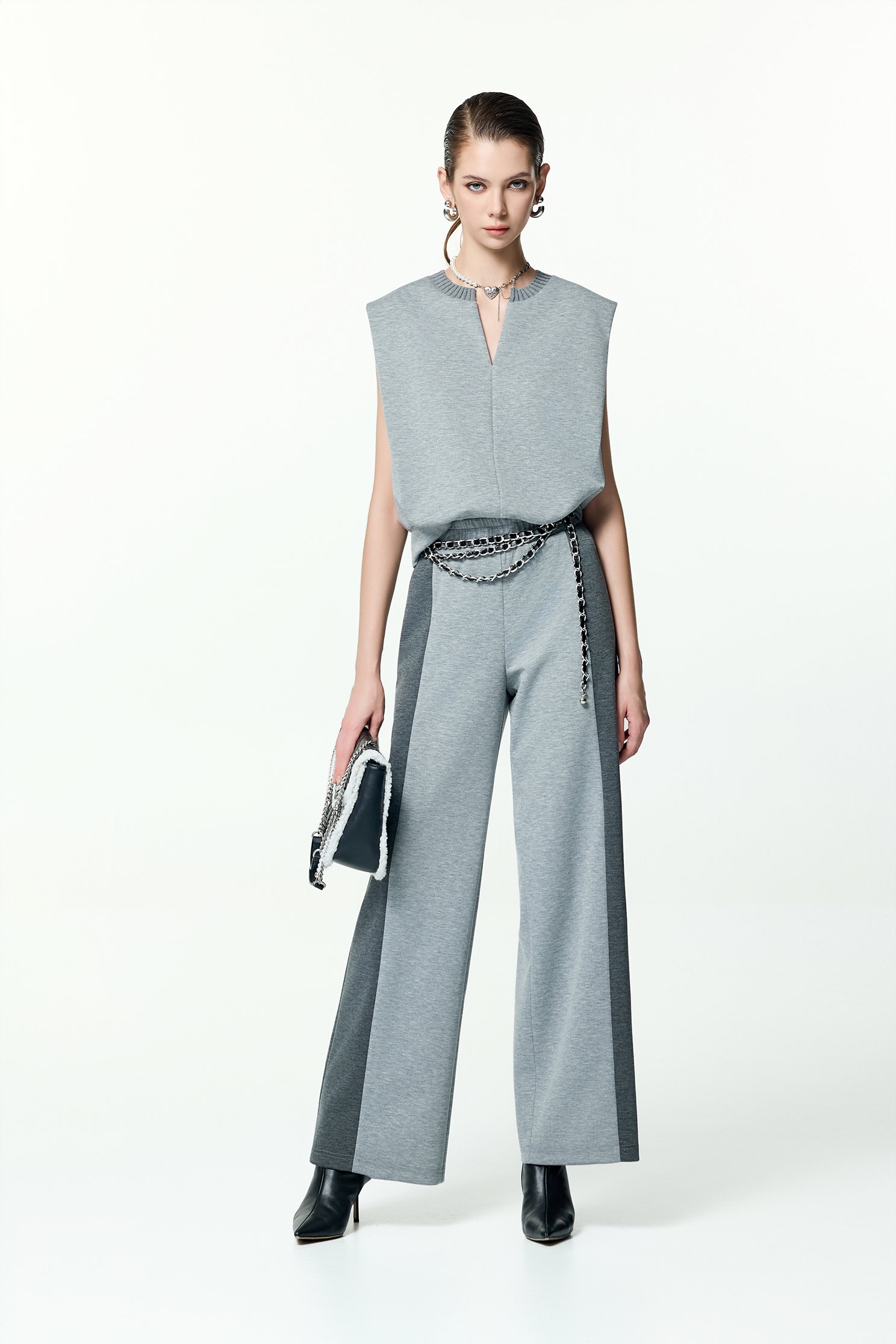 復古藍休閒風上衣復古藍休閒風上衣,V領上衣,V領背心,一般背心,一般背心馬甲,上衣,刺繡,時髦成套搭配,無袖背心,秋冬穿搭,背心,輕奢度假,輕奢渡假