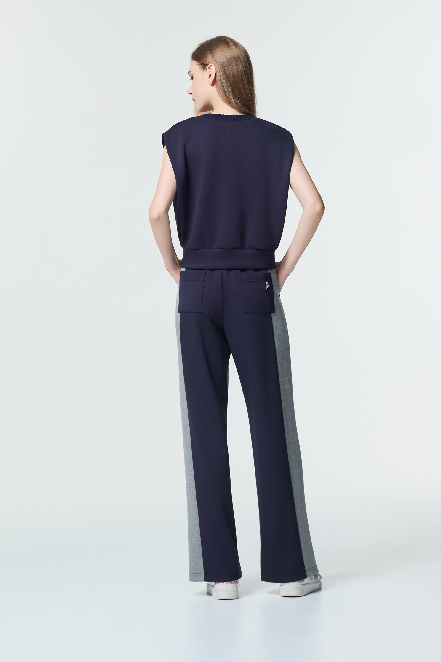 復古藍休閒風上衣復古藍休閒風上衣,V領上衣,V領背心,一般背心,一般背心馬甲,上衣,刺繡,時髦成套搭配,無袖背心,秋冬穿搭,背心,輕奢度假,輕奢渡假