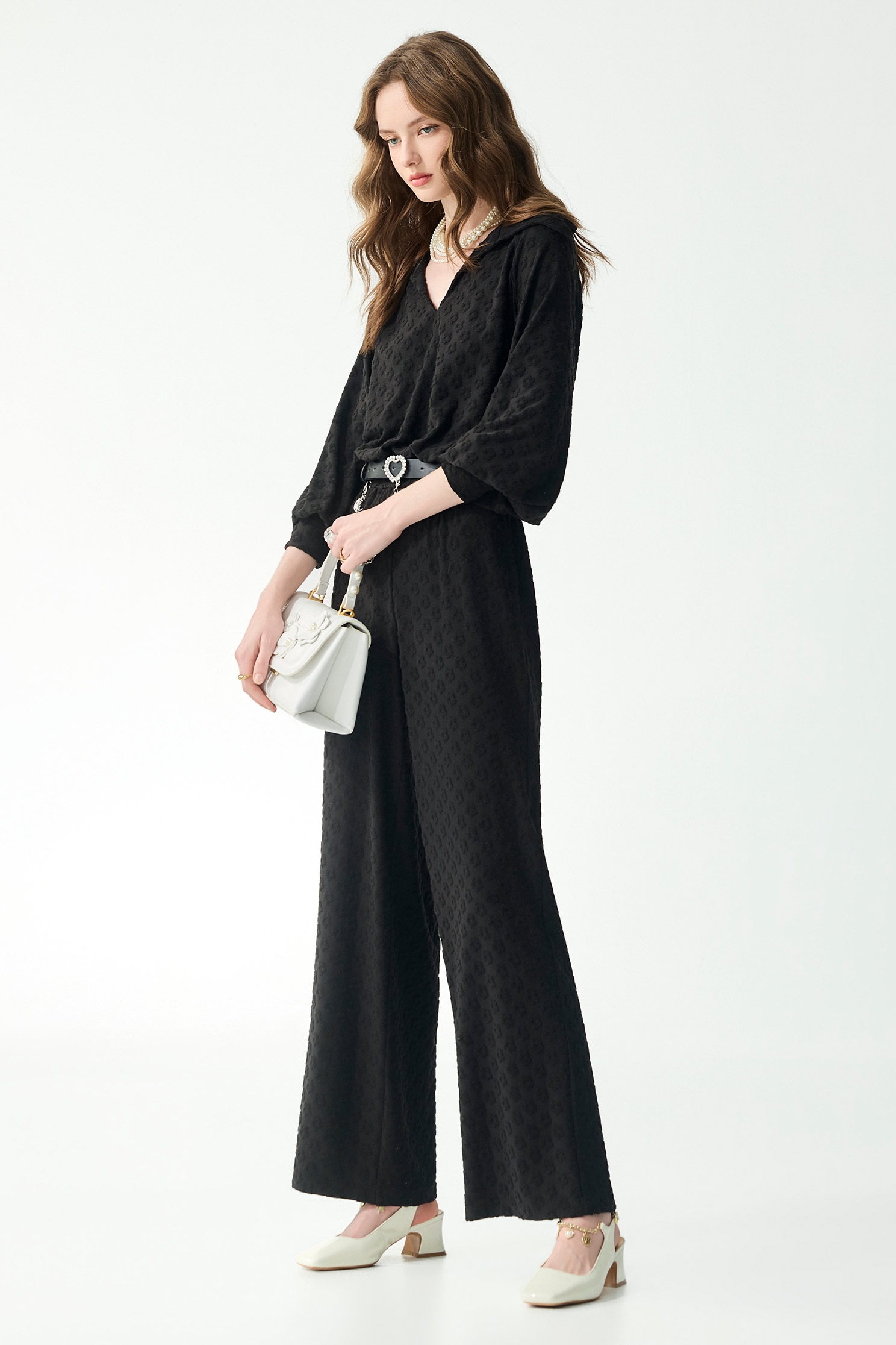 極簡立體花朵褆花上衣極簡立體花朵褆花上衣,上衣,春夏穿搭,黑色上衣