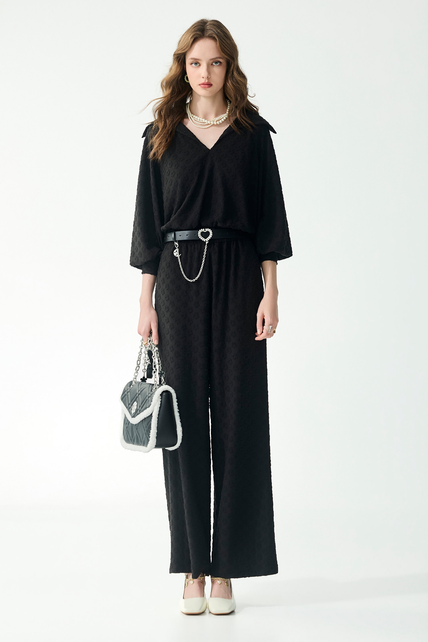 極簡立體花朵褆花上衣極簡立體花朵褆花上衣,上衣,春夏穿搭,黑色上衣