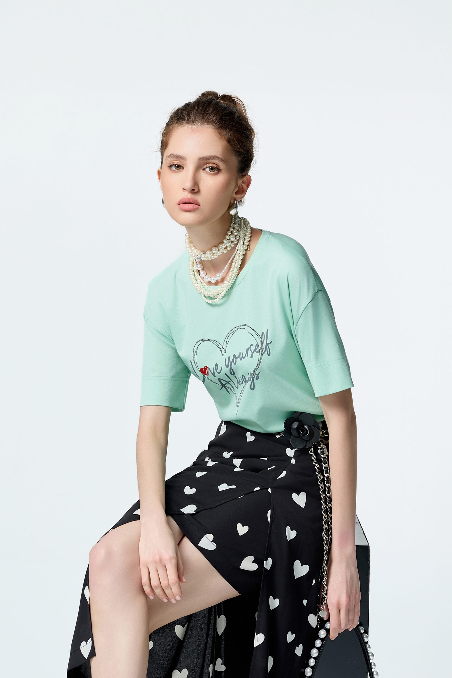 愛自己標語印花寬版上衣愛自己標語印花寬版上衣,上衣,刺繡,春夏穿搭,白色上衣,黑色上衣