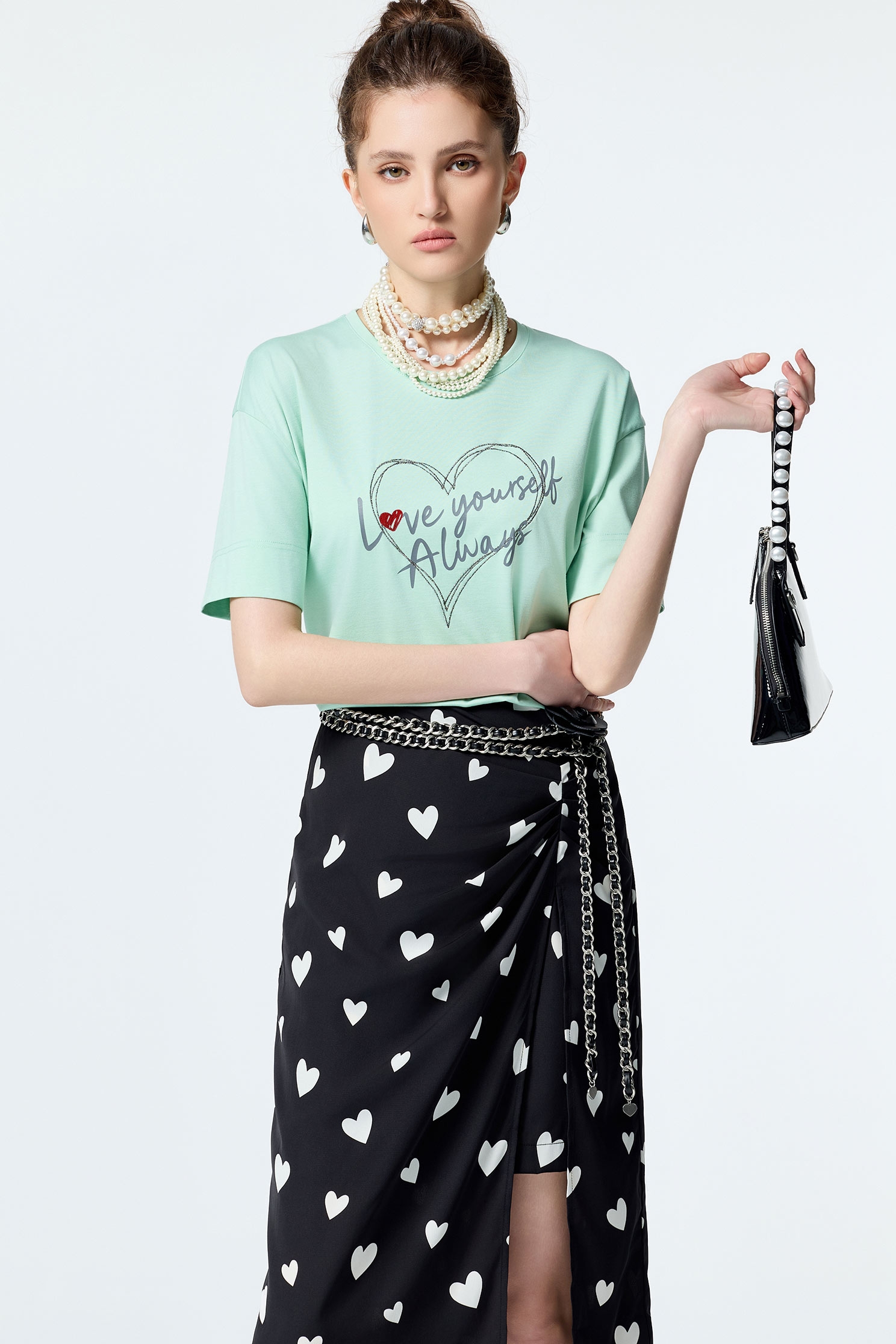 愛自己標語印花寬版上衣愛自己標語印花寬版上衣,上衣,刺繡,春夏穿搭,白色上衣,黑色上衣