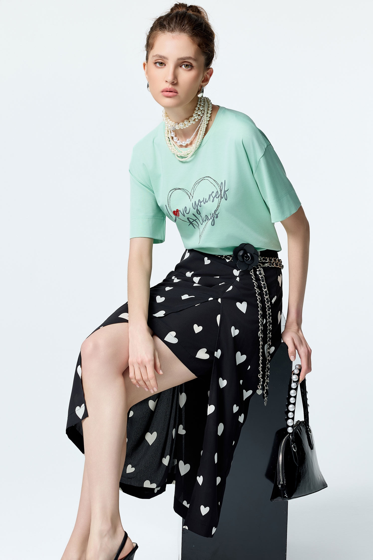 愛自己標語印花寬版上衣愛自己標語印花寬版上衣,上衣,刺繡,春夏穿搭,白色上衣,黑色上衣