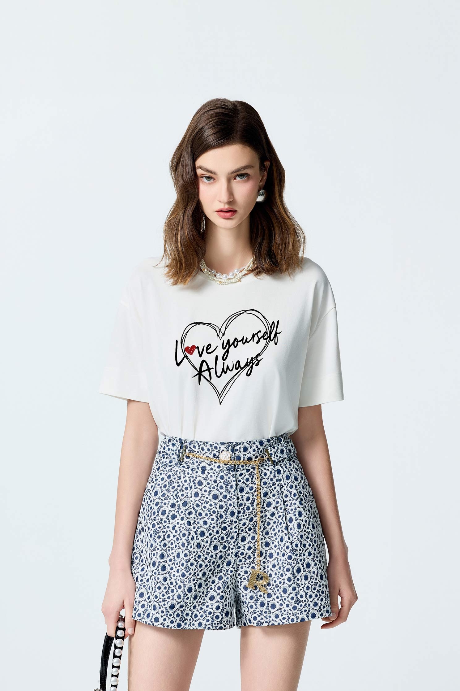 愛自己標語印花寬版上衣愛自己標語印花寬版上衣,上衣,刺繡,春夏穿搭,白色上衣,黑色上衣