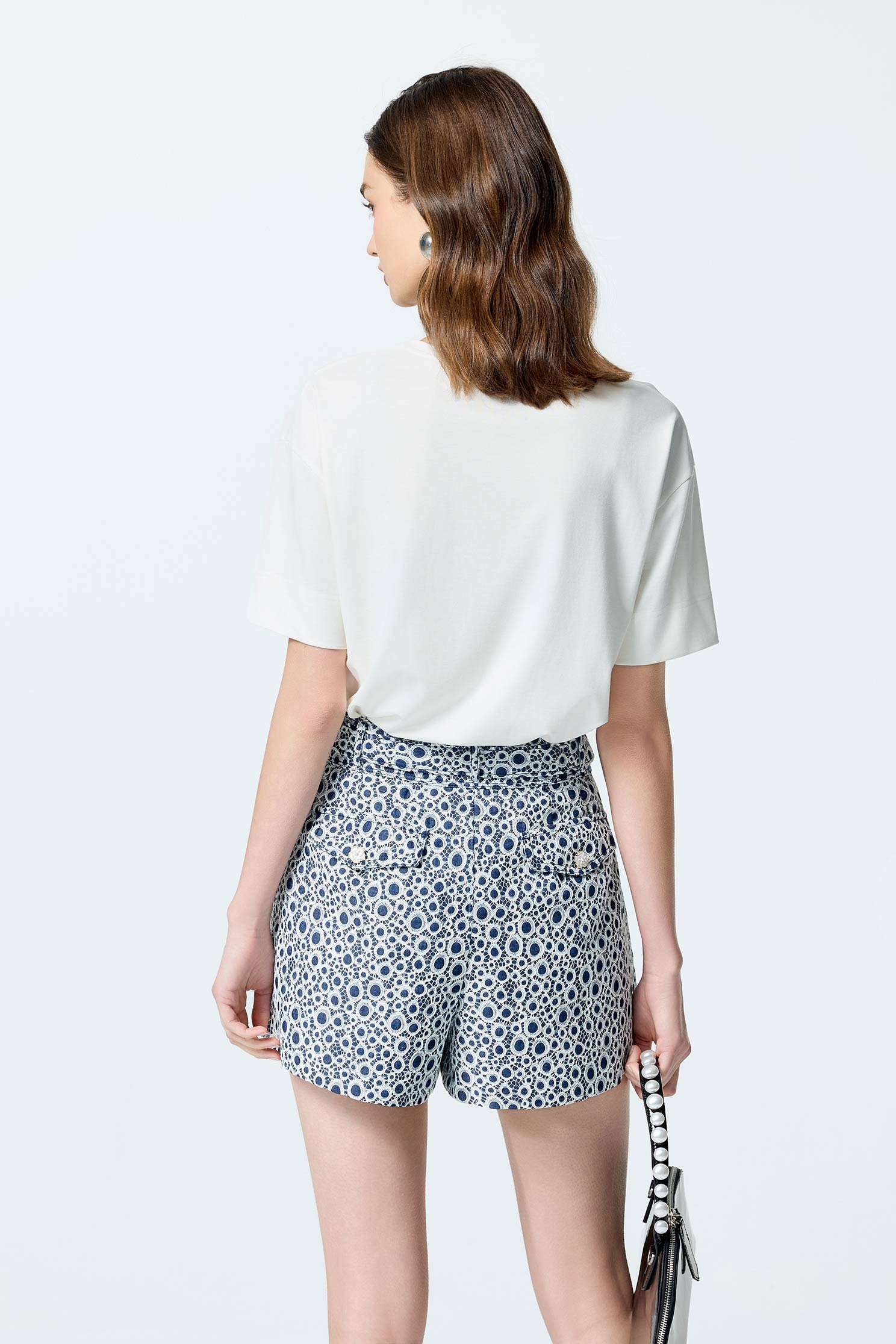 愛自己標語印花寬版上衣愛自己標語印花寬版上衣,上衣,刺繡,春夏穿搭,白色上衣,黑色上衣