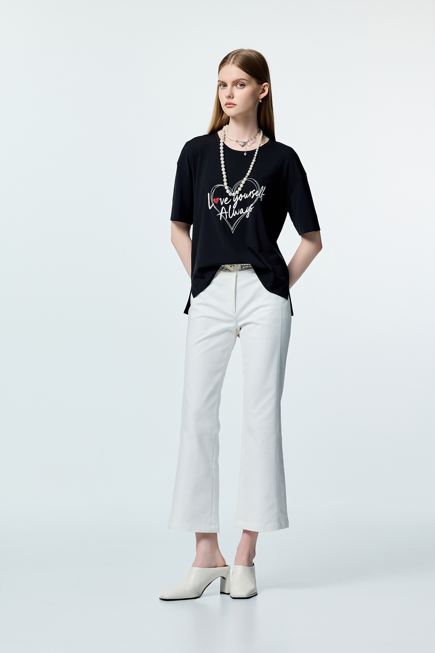 愛自己標語印花寬版上衣愛自己標語印花寬版上衣,上衣,刺繡,春夏穿搭,白色上衣,黑色上衣