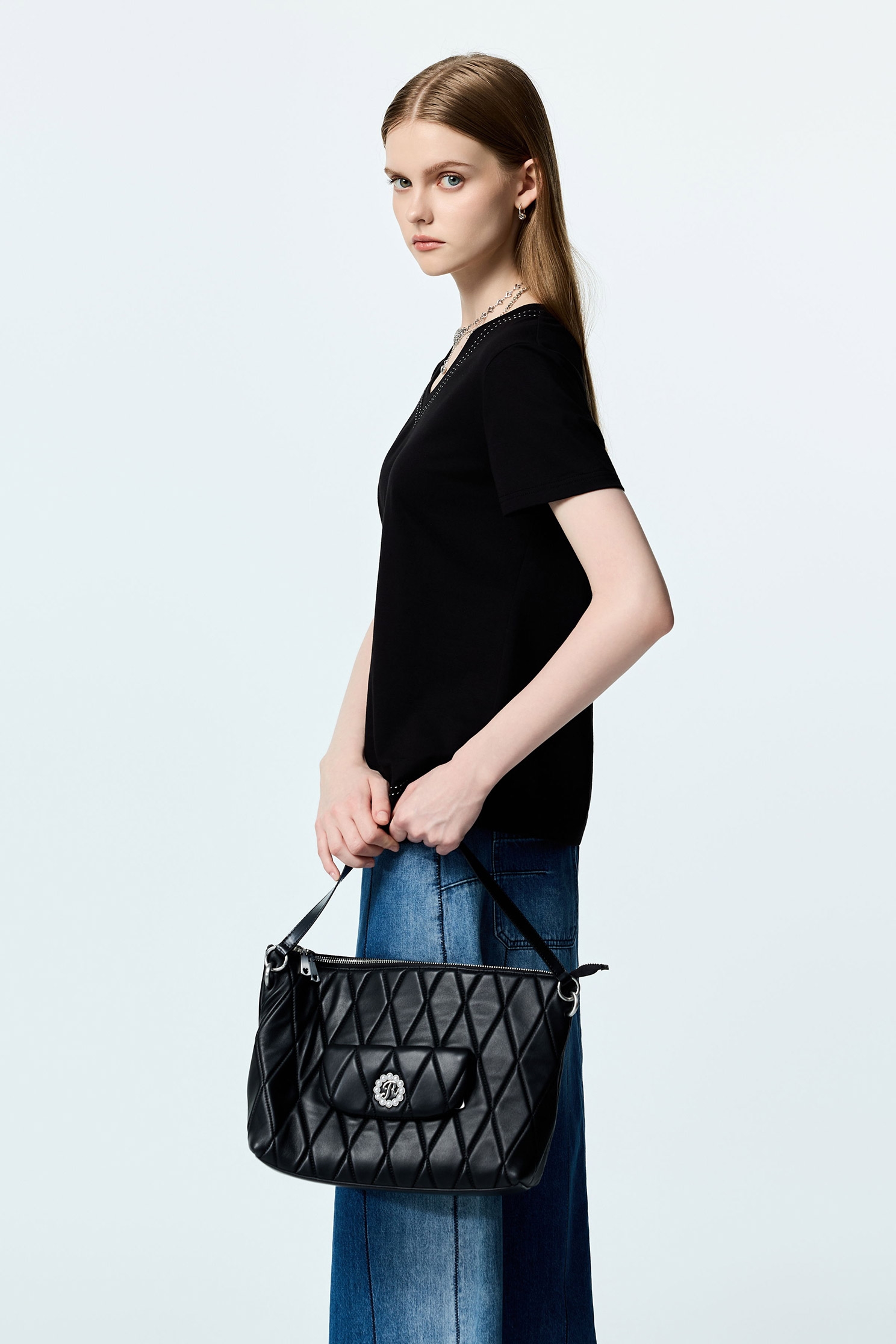 極簡合身鑲色邊T恤上衣極簡合身鑲色邊T恤上衣,T-Shirt,上衣,刺繡,春夏穿搭,黑色上衣