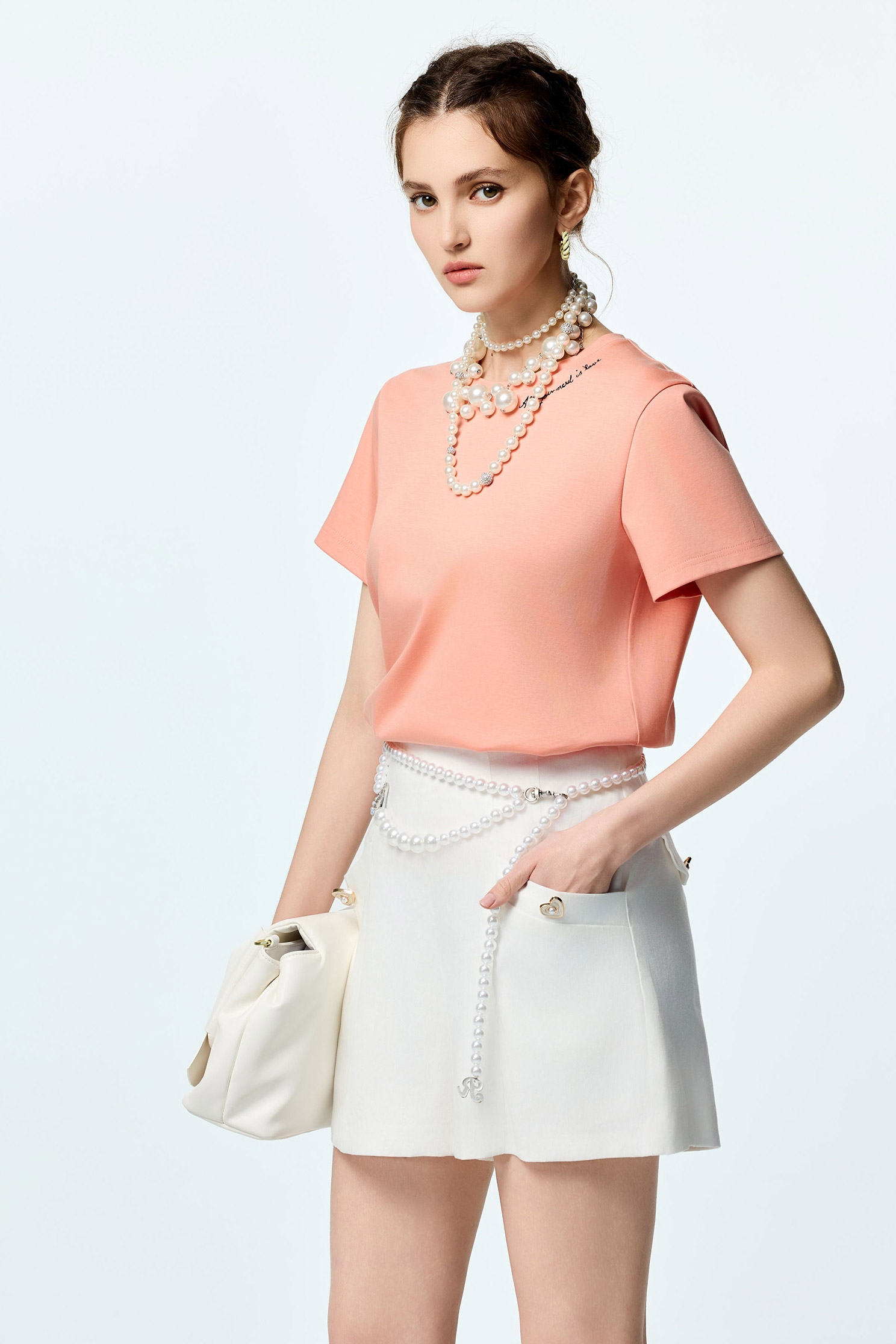 極簡字串繡花T恤上衣極簡字串繡花T恤上衣,T-Shirt,上衣,刺繡,春夏穿搭,白色上衣,繡花