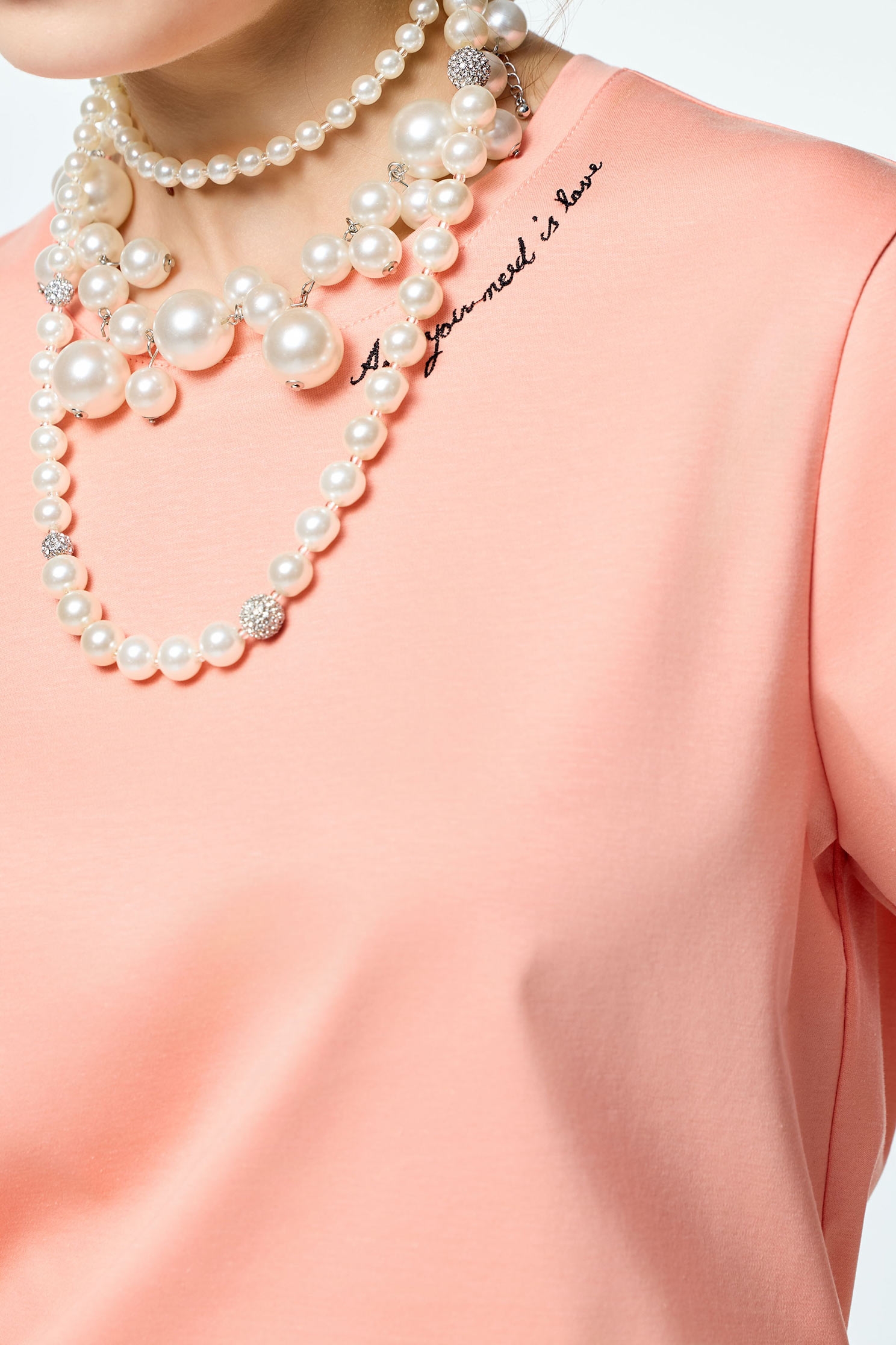 極簡字串繡花T恤上衣極簡字串繡花T恤上衣,T-Shirt,上衣,刺繡,春夏穿搭,白色上衣,繡花