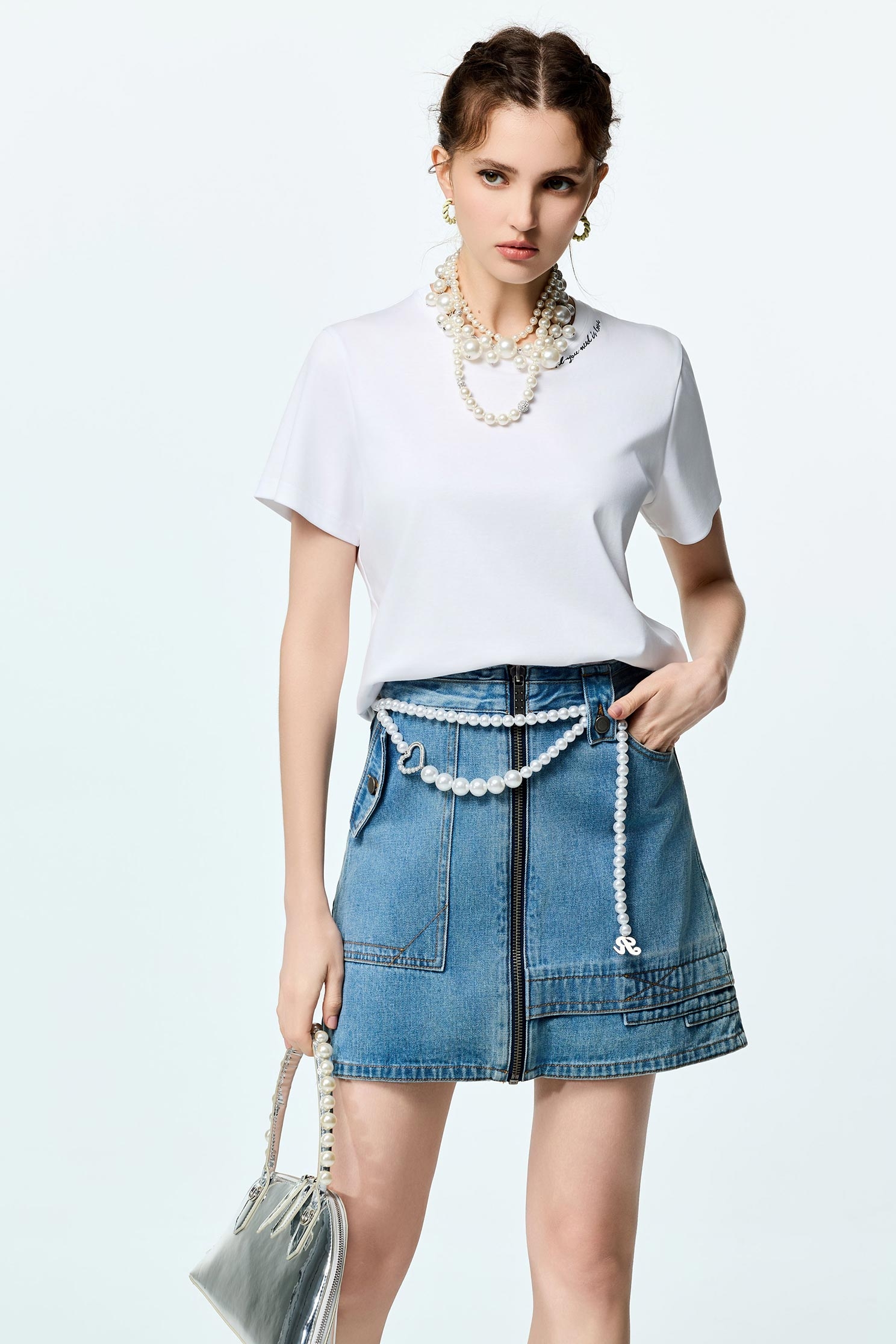 極簡字串繡花T恤上衣極簡字串繡花T恤上衣,T-Shirt,上衣,刺繡,春夏穿搭,白色上衣,繡花