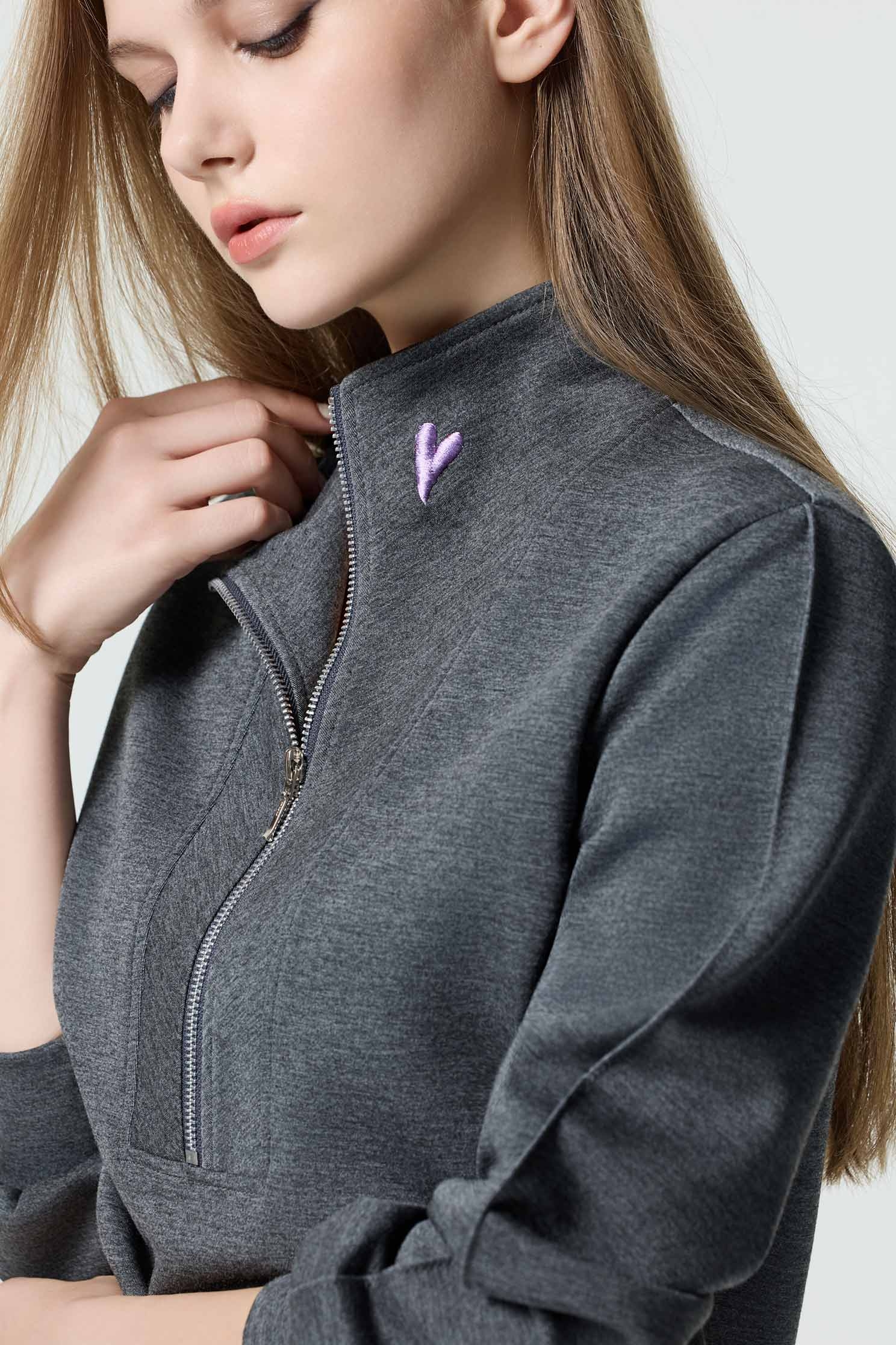 休閒風長袖上衣休閒風長袖上衣,上衣,刺繡,時髦成套搭配,秋冬穿搭,簡約穿搭