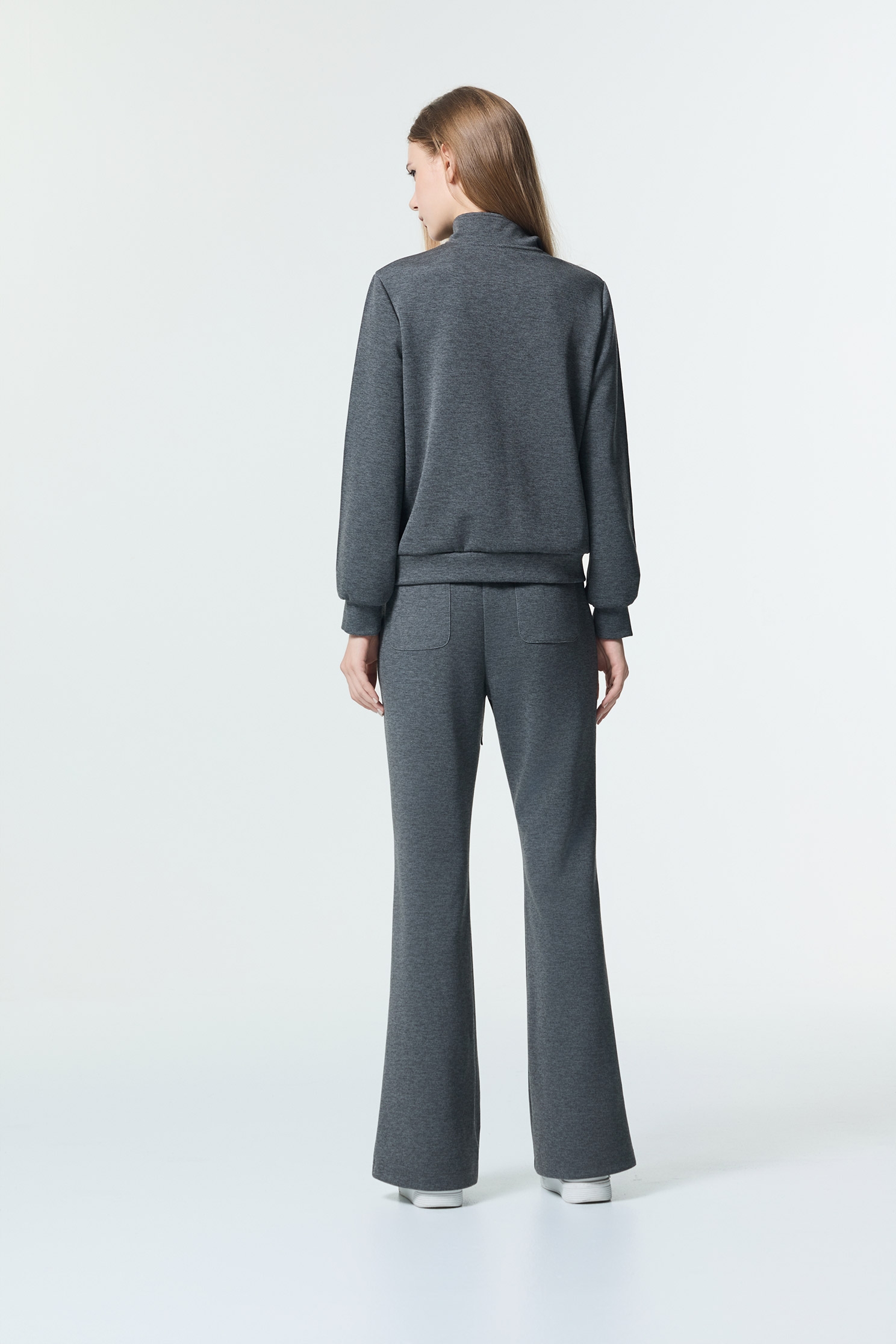 休閒風長袖上衣休閒風長袖上衣,上衣,刺繡,時髦成套搭配,秋冬穿搭,簡約穿搭