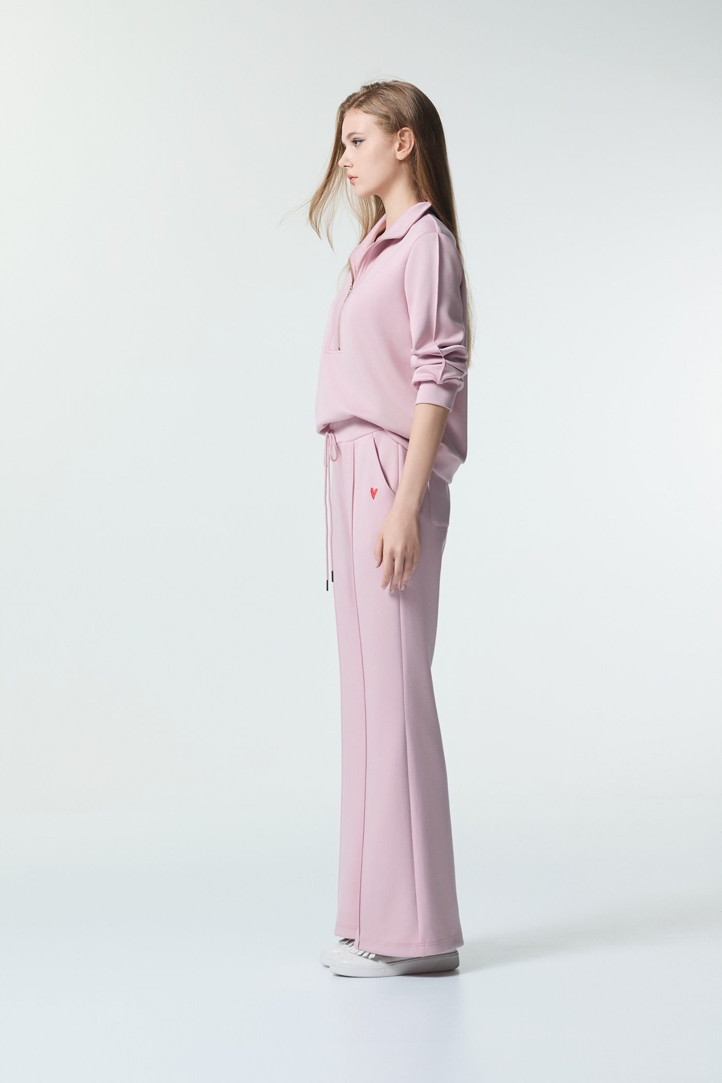 休閒風長袖上衣休閒風長袖上衣,上衣,刺繡,時髦成套搭配,秋冬穿搭,簡約穿搭