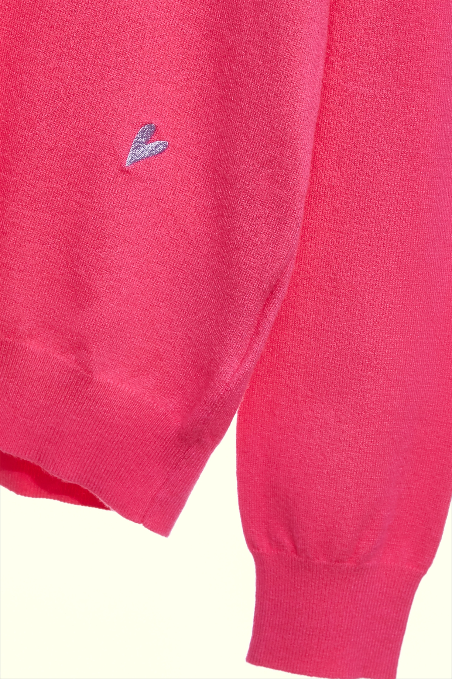 簡約法式基礎針織上衣簡約法式基礎針織上衣,V領上衣,上衣,刺繡,秋冬穿搭,簡約穿搭,針織,針織上衣,針織衫