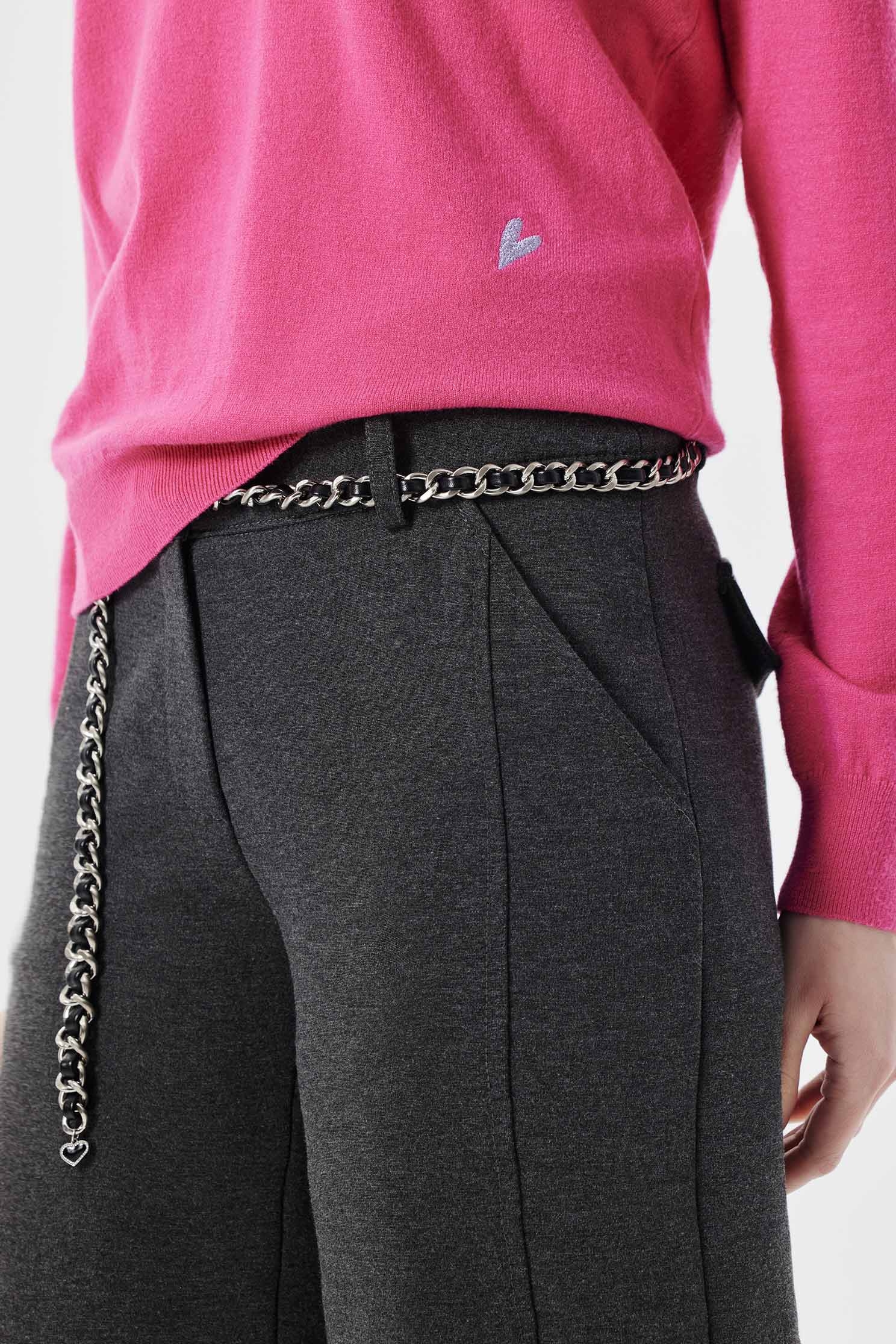 簡約法式基礎針織上衣簡約法式基礎針織上衣,V領上衣,上衣,刺繡,秋冬穿搭,簡約穿搭,針織,針織上衣,針織衫