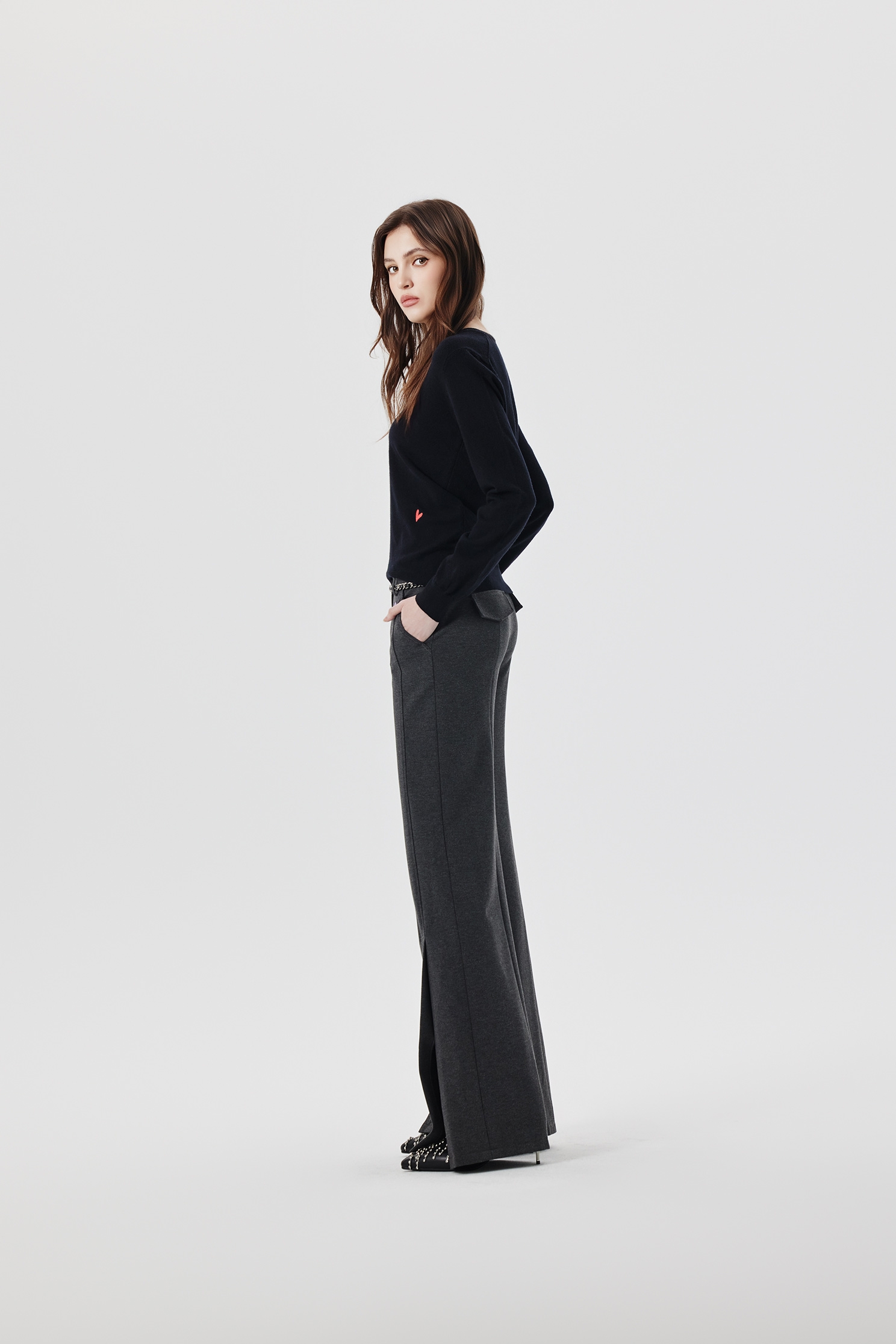 簡約法式基礎針織上衣簡約法式基礎針織上衣,V領上衣,上衣,刺繡,秋冬穿搭,簡約穿搭,針織,針織上衣,針織衫