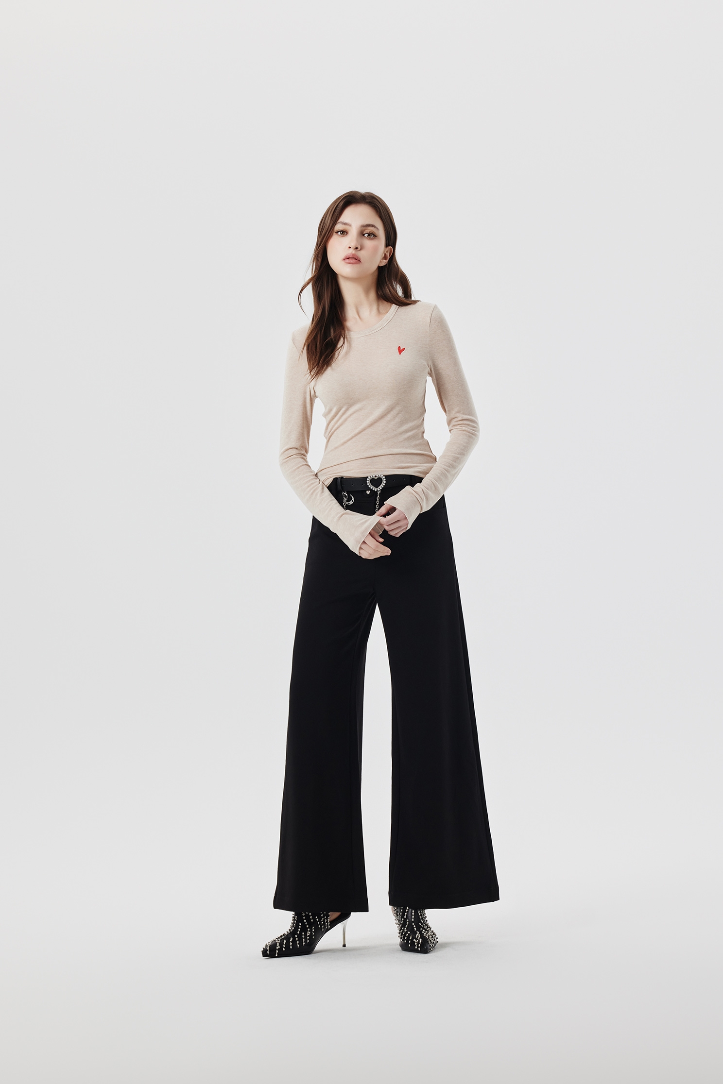 極簡天絲羊毛圓領上衣極簡天絲羊毛圓領上衣,上衣,刺繡,圓領上衣,秋冬穿搭,簡約穿搭