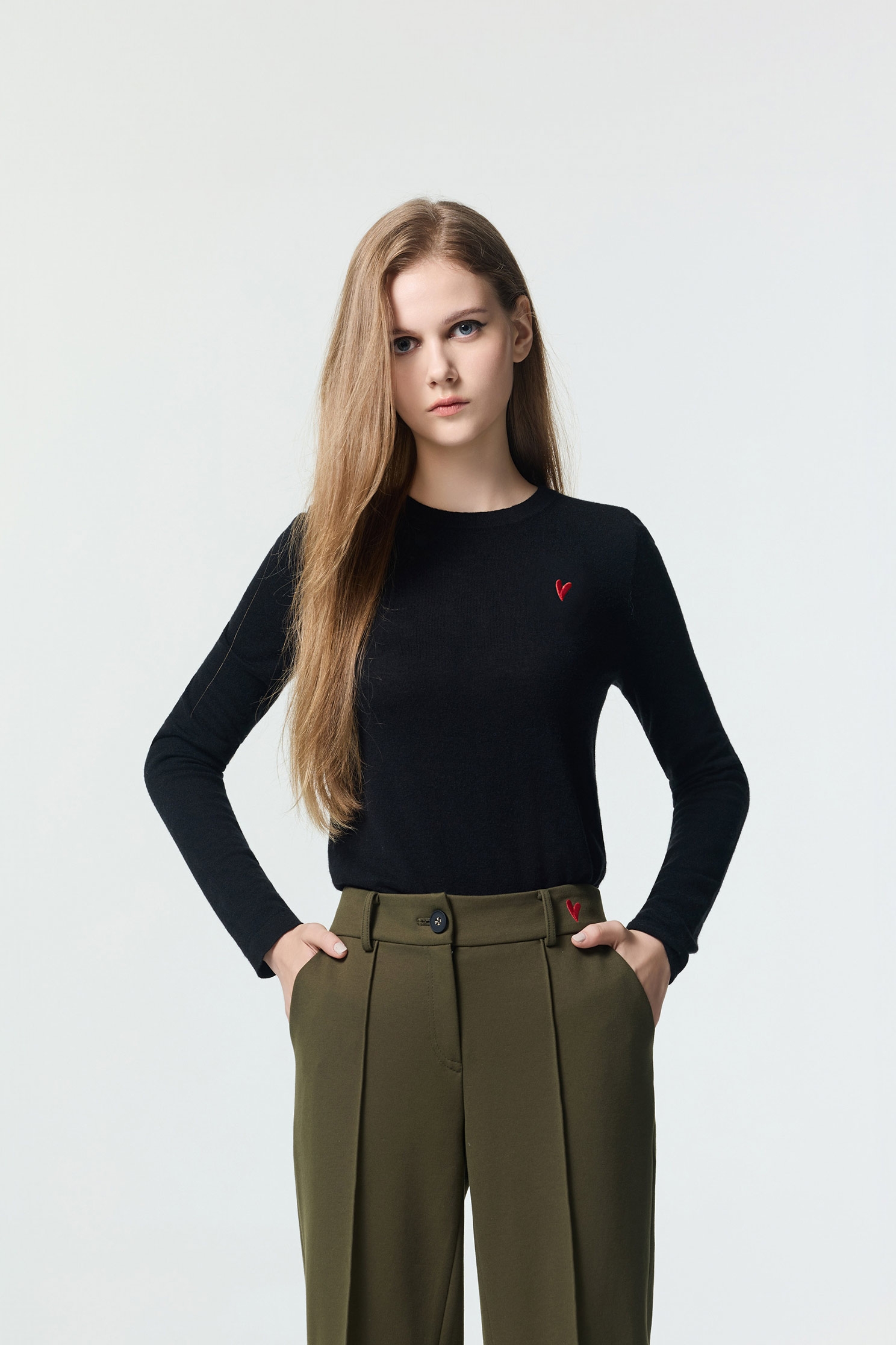 極簡天絲羊毛圓領上衣極簡天絲羊毛圓領上衣,上衣,刺繡,圓領上衣,秋冬穿搭,簡約穿搭