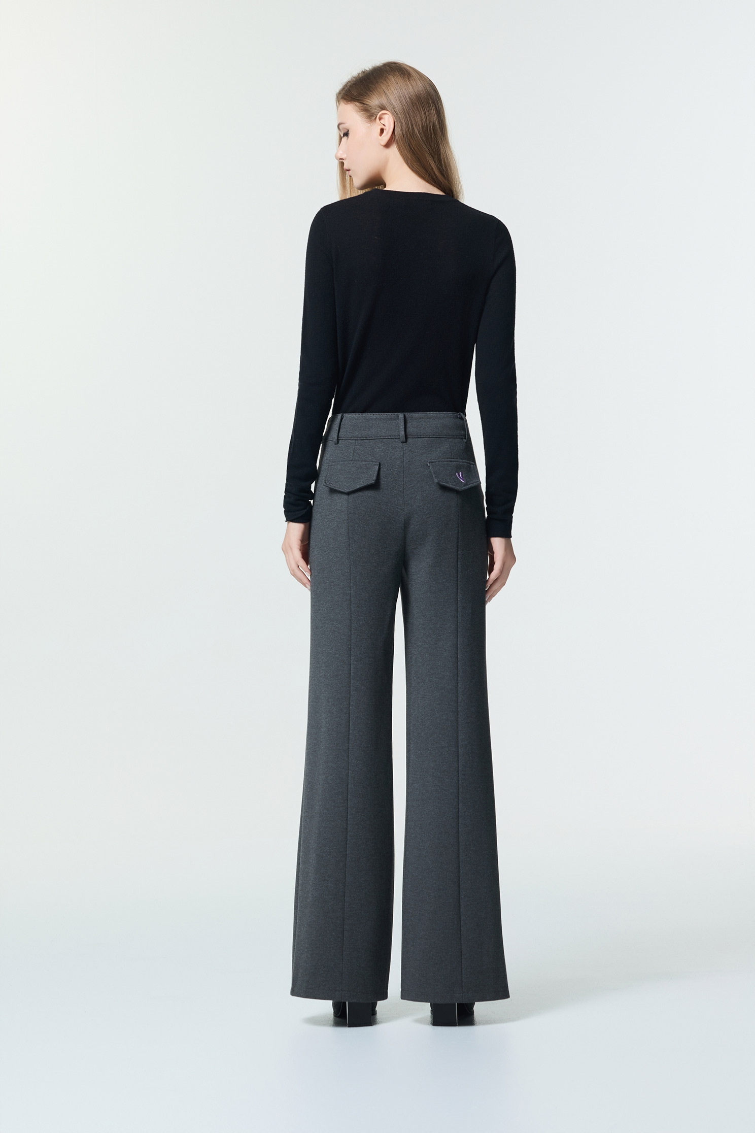 極簡天絲羊毛圓領上衣極簡天絲羊毛圓領上衣,上衣,刺繡,圓領上衣,秋冬穿搭,簡約穿搭