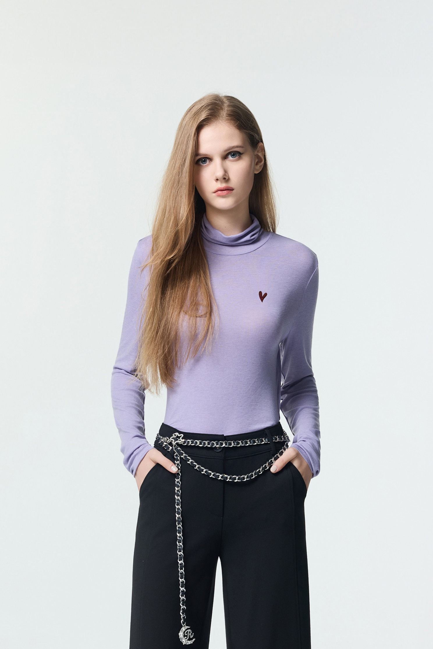 極簡天絲羊毛高領上衣極簡天絲羊毛高領上衣,上衣,刺繡,秋冬穿搭,簡約穿搭,高領上衣