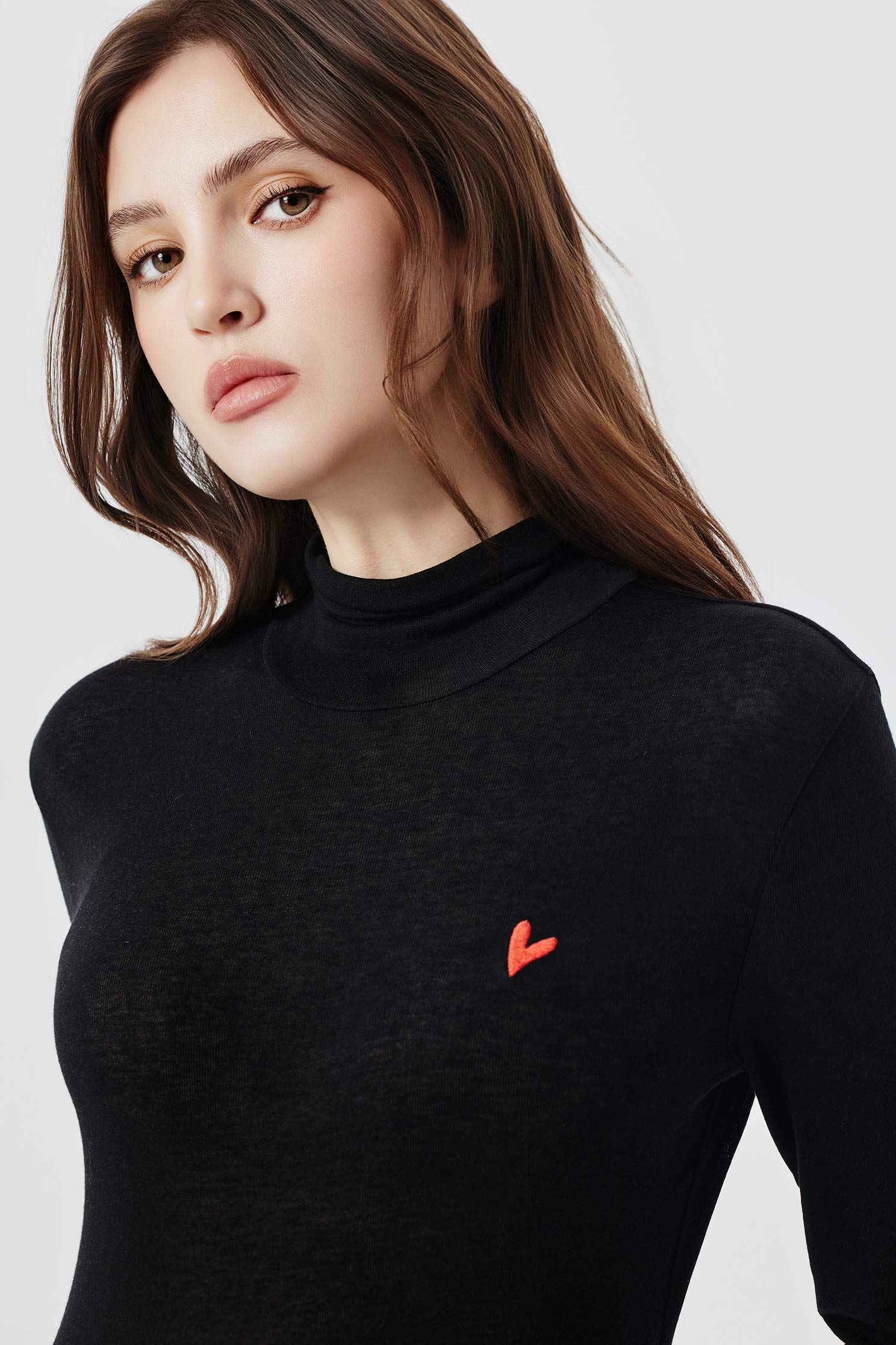 極簡天絲羊毛高領上衣極簡天絲羊毛高領上衣,上衣,刺繡,秋冬穿搭,簡約穿搭,高領上衣