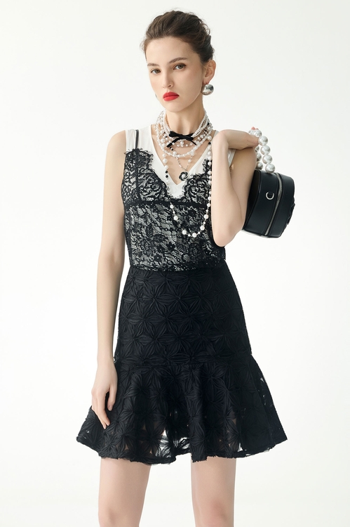 極致黑立體壓花俏麗短裙,短裙