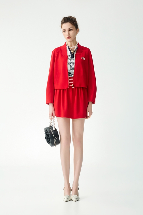 紅梅色配條寬腰短裙,短裙