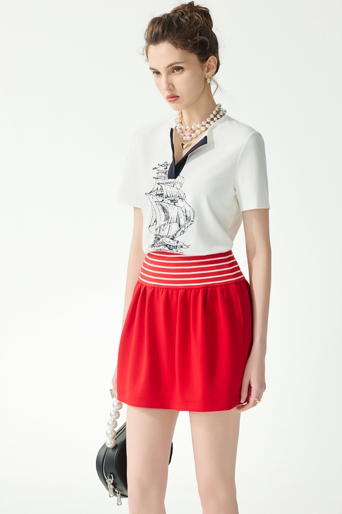 紅梅色配條寬腰短裙,短裙