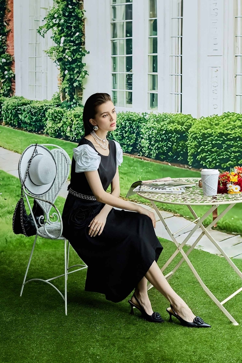 極致黑彈性玫瑰繞花中長展裙,黑色裙子