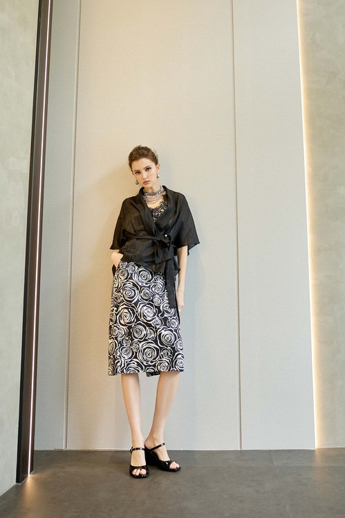 R字黑白玫瑰花中長窄裙,窄裙