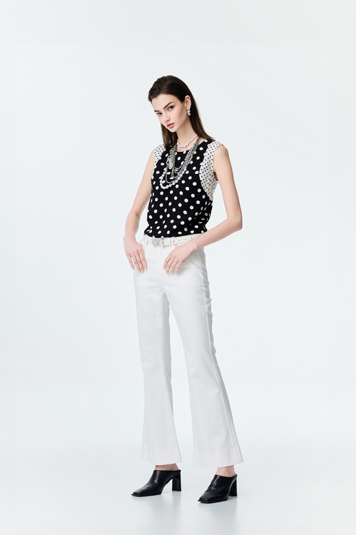 白色修身小喇叭牛仔褲,喇叭褲