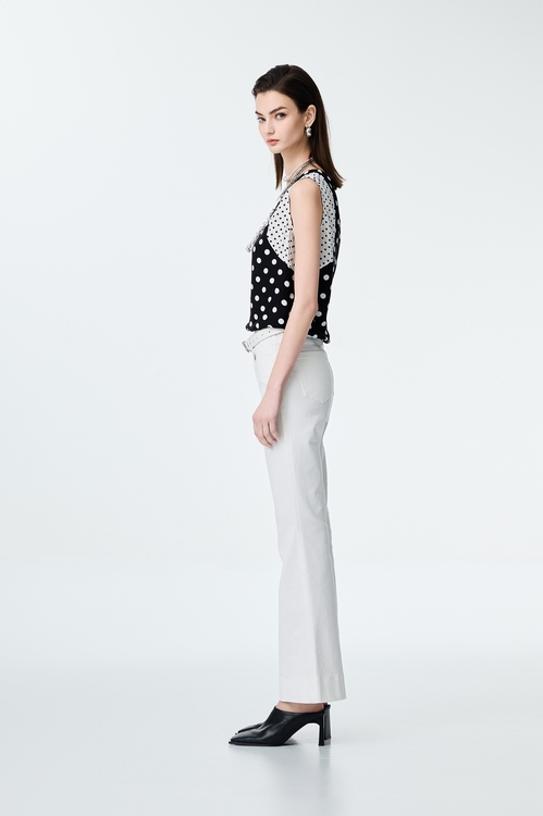 白色修身小喇叭牛仔褲,喇叭褲