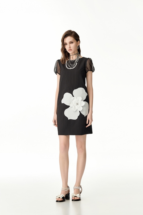 立體白花貼布繡短洋裝,短袖洋裝