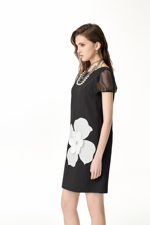 立體白花貼布繡短洋裝,短袖洋裝