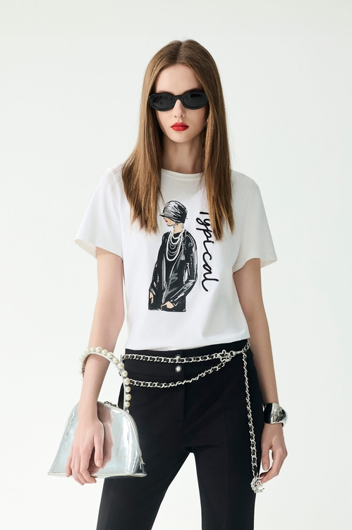 珍珠項鍊女人圖騰印繡花T恤,項鍊