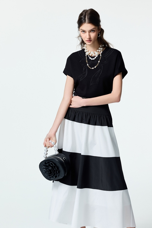 蝴蝶結立體繡花單品T恤,黑色背心,黑色上衣