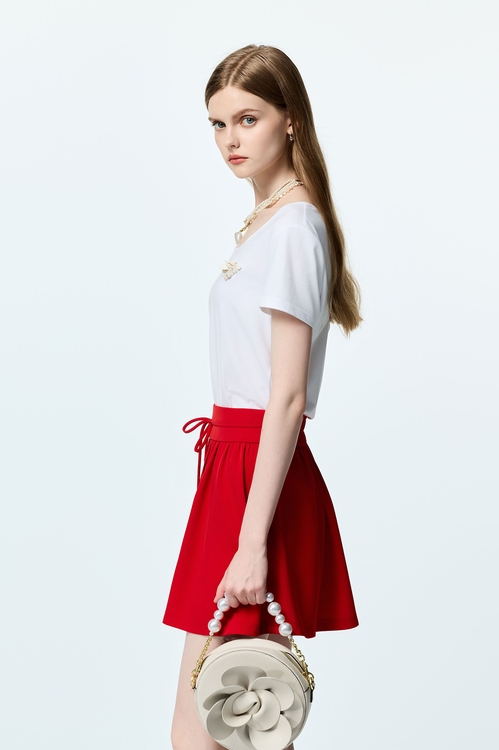 簍空洞造型背T恤上衣,約會特輯