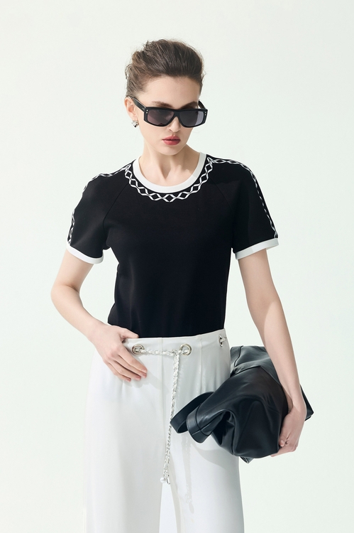 黑白撞色幾何繡花空氣布上衣,T-Shirt