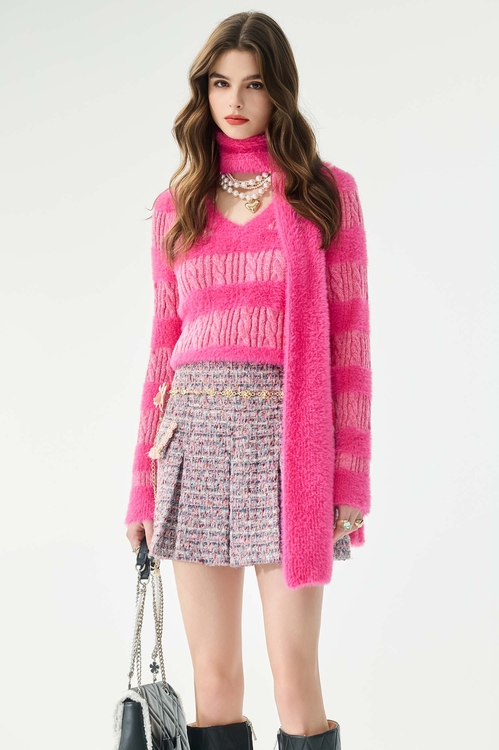 帶紫色光澤感針織上衣,圍巾