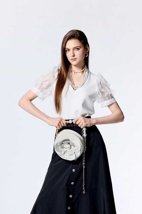 荷葉波浪異材拼接單品,透膚上衣