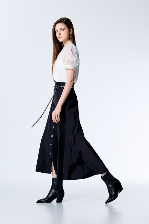 荷葉波浪異材拼接單品,透膚上衣