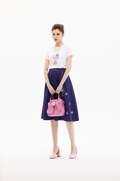 戴英式禮帽美女Ｔ恤上衣,簡約穿搭