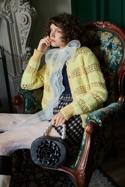 萊姆黃拼簍空條開襟針織